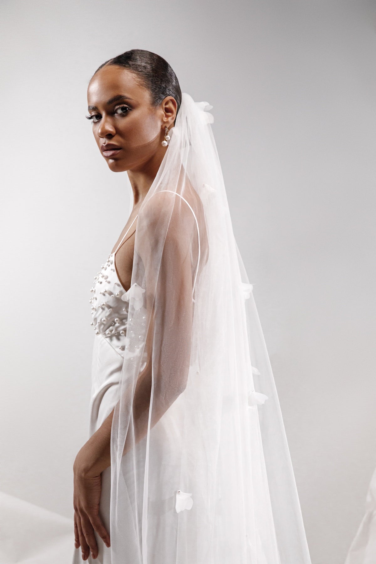 KRIS bridal veil with flower petals