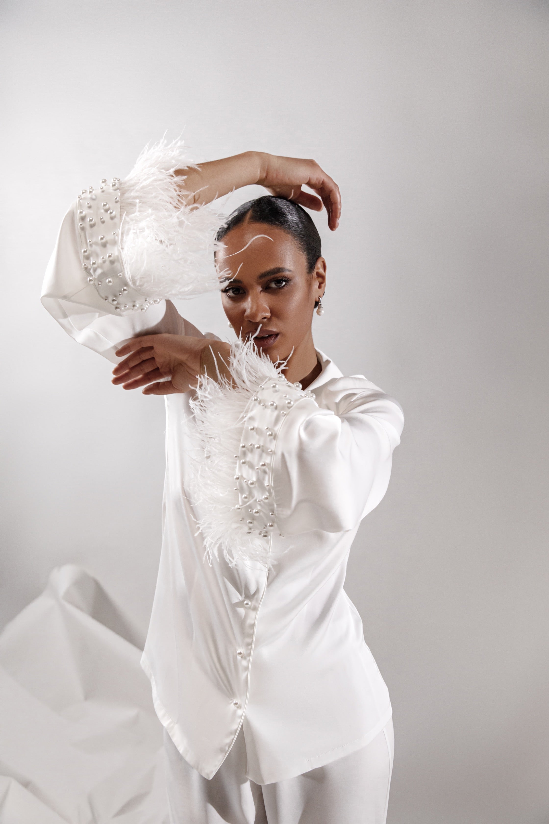 RACHEL White silk pajama set with pearls and feathers