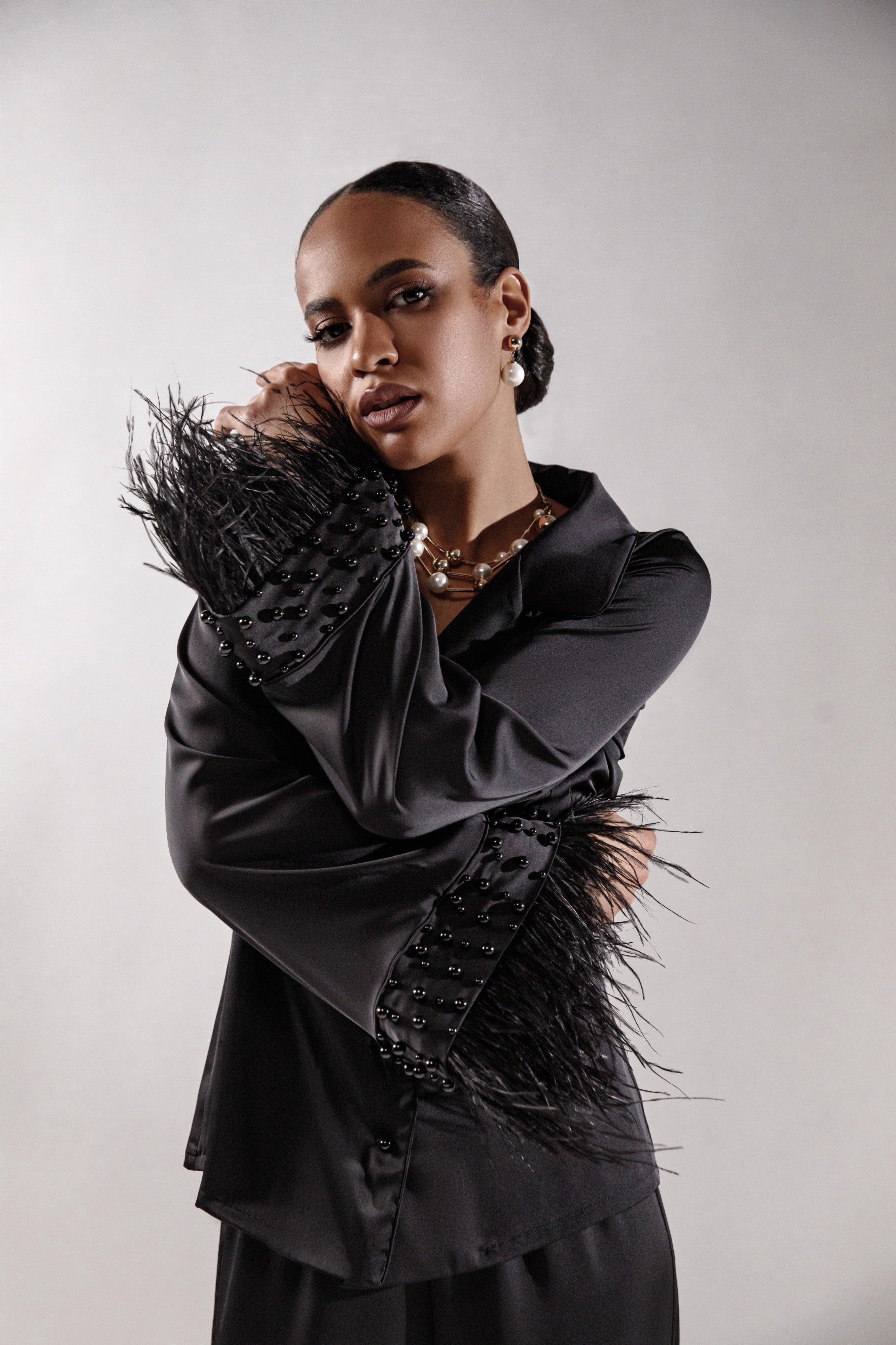 RACHEL Black silk pajama set with pearls and feathers