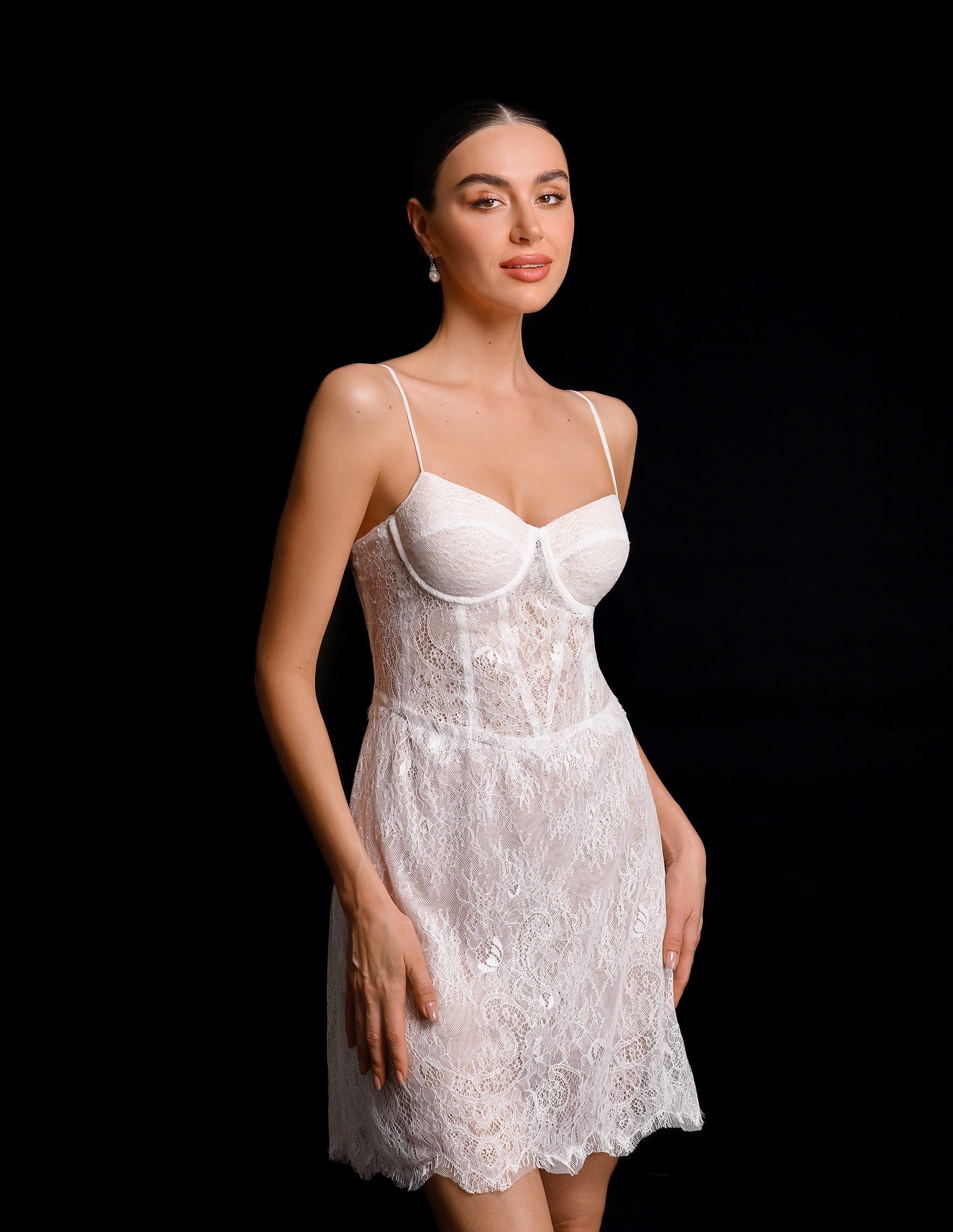 VIOLET short Chantilly lace dress