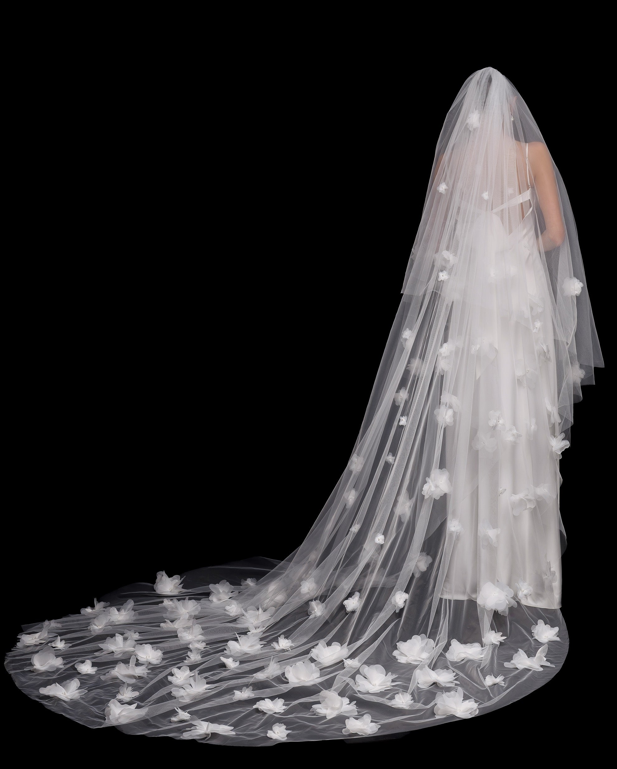 WHITE LOTUS veil with voluminous flowers