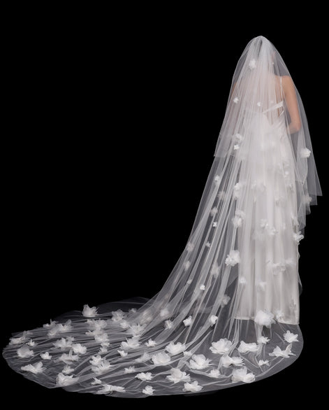 WHITE LOTUS veil with voluminous flowers