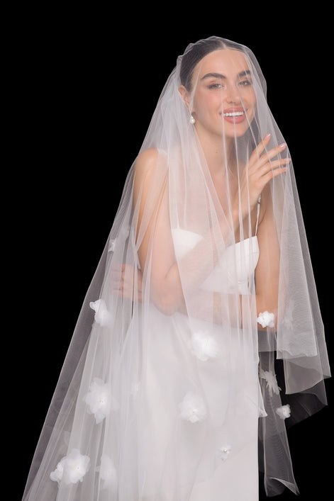 WHITE LOTUS veil with voluminous flowers