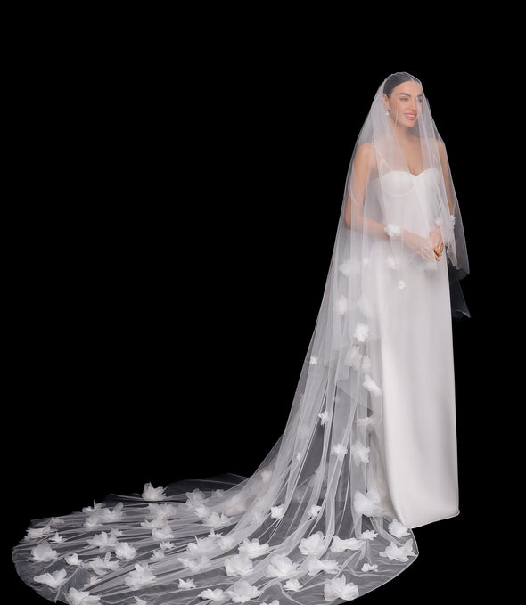 WHITE LOTUS veil with voluminous flowers